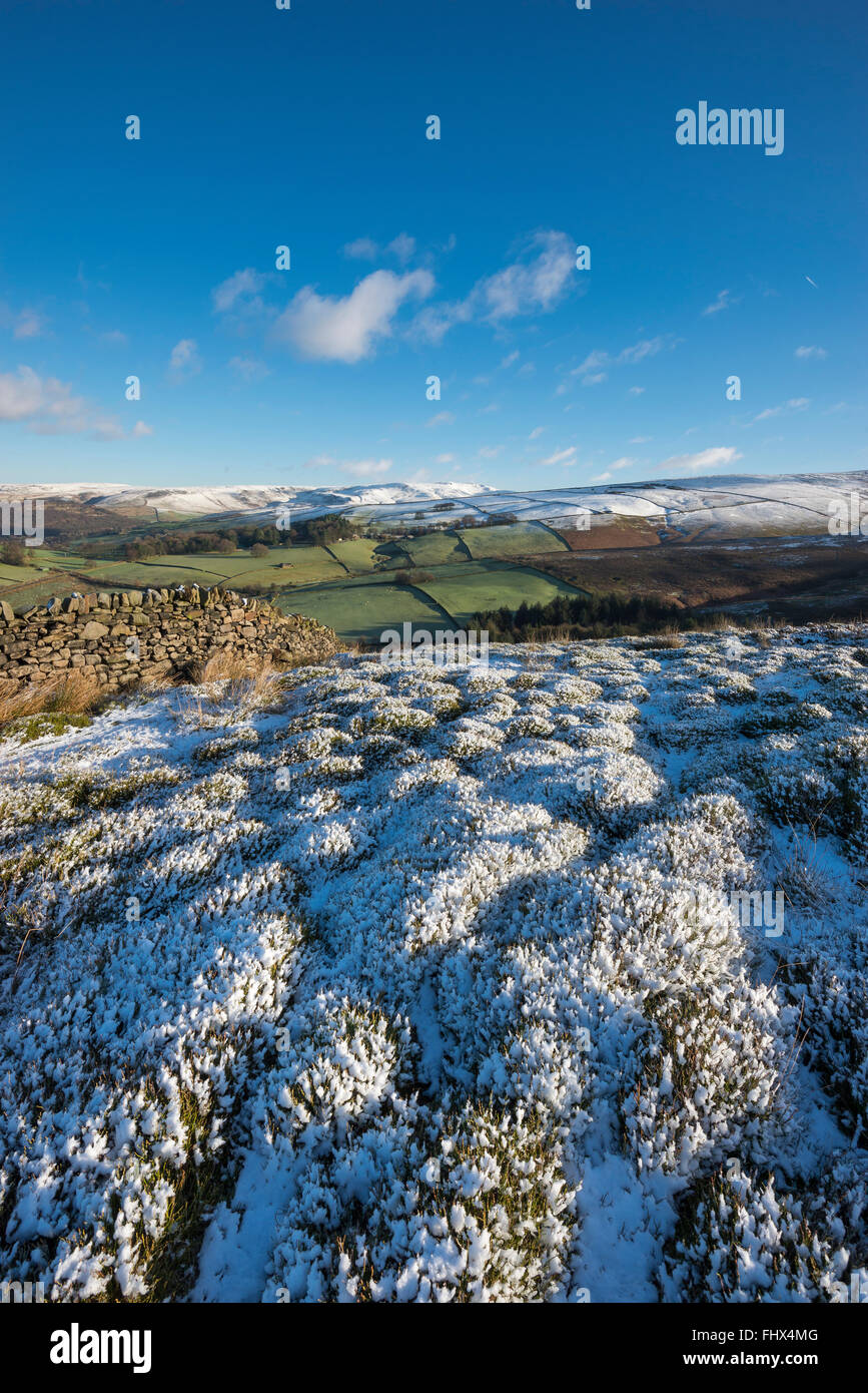 Schöne Aussicht auf Schnee auf einer Anhöhe auf den Hügeln rund um Glossop in High Peak, Derbyshire. Stockfoto