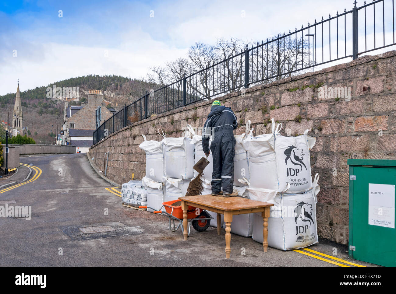 BALLATER ABERDEENSHIRE RIVER DEE FLUT SCHÄDEN LADEN SAND FÜR DEN EINSATZ IN SANDSÄCKE Stockfoto