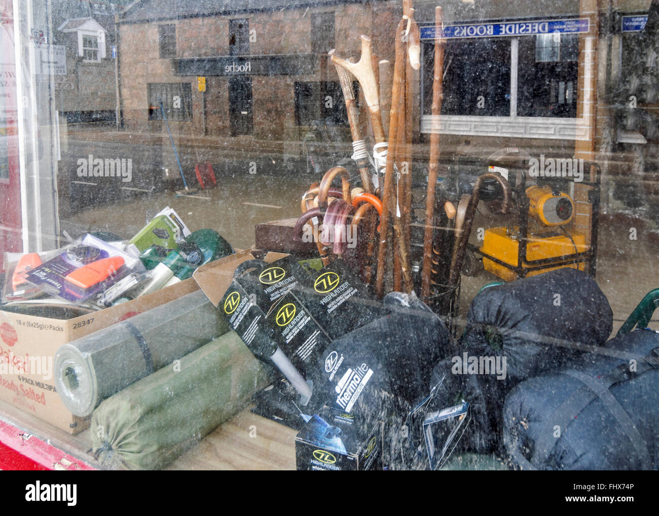 BALLATER ABERDEENSHIRE RIVER DEE HOCHWASSERSCHÄDEN BLICK DURCH EIN FENSTER SPORTARTIKEL DURCH HOCHWASSER ZERSTÖRT Stockfoto