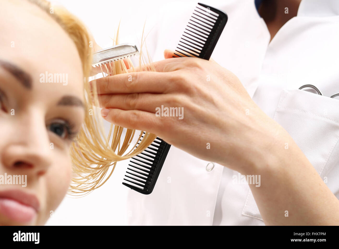 Haarschnitt chinesische Messer. Chinesische Messer. Beim Friseur Haare  schneiden mit einem Rasiermesser Stockfotografie - Alamy