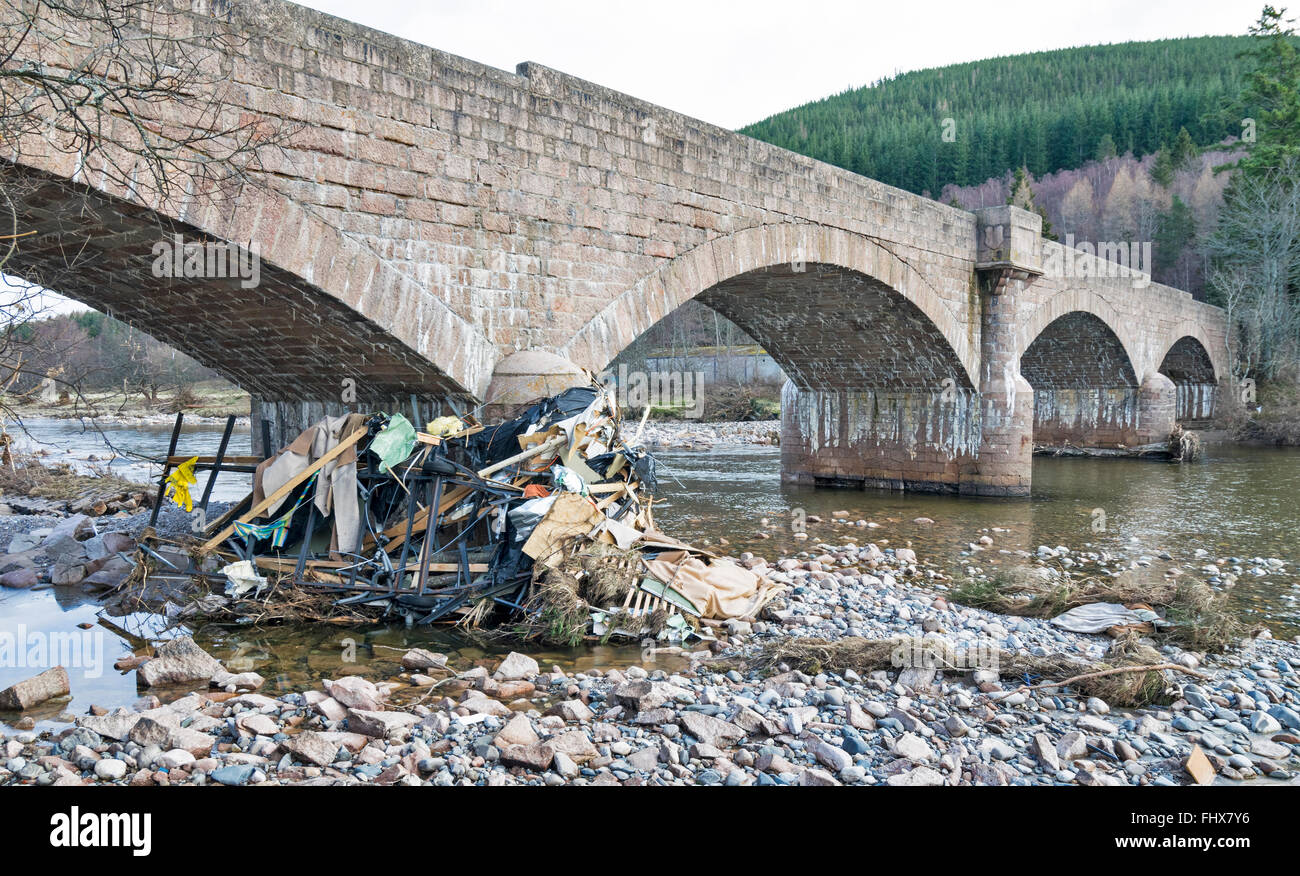 BALLATER ABERDEENSHIRE RIVER DEE FLUT SCHÄDEN HÜGEL VON SCHUTT FEGTE HINUNTER DEN FLUß GEFANGEN GEGEN DIE ROYAL-BRÜCKE Stockfoto