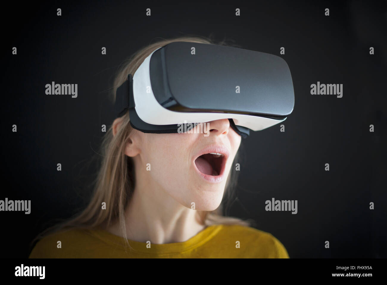 Erstaunt Trägerin Virtual-Reality-Brille Stockfoto