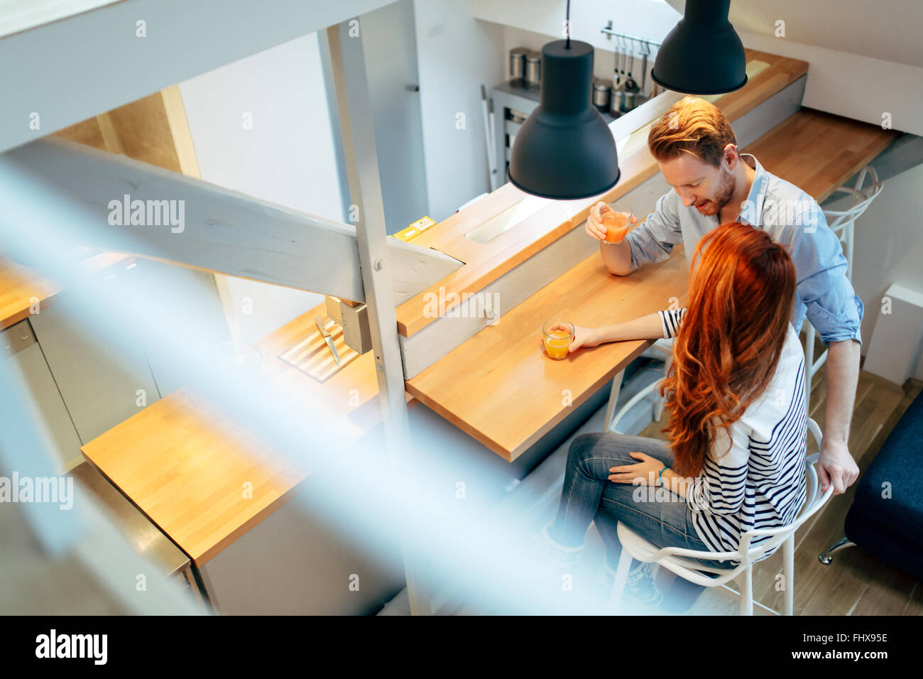 Paar in schönen Küche Saft zu trinken und reden Stockfoto