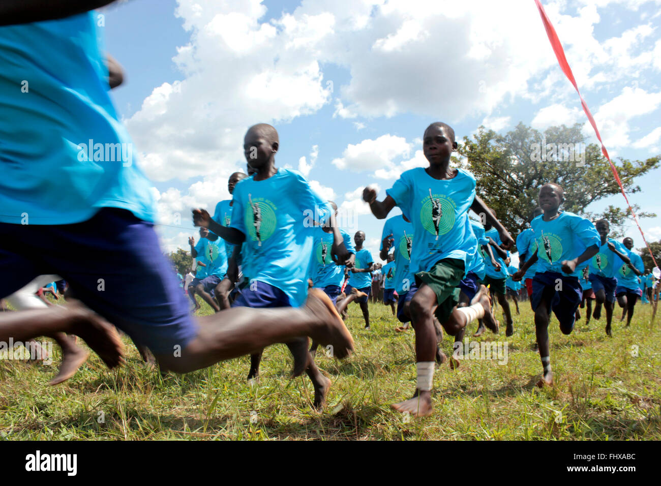 Kinder, die Teilnahme an einem Nike gesponsert Gemeinschaft führen in  Nord-Uganda Stockfotografie - Alamy