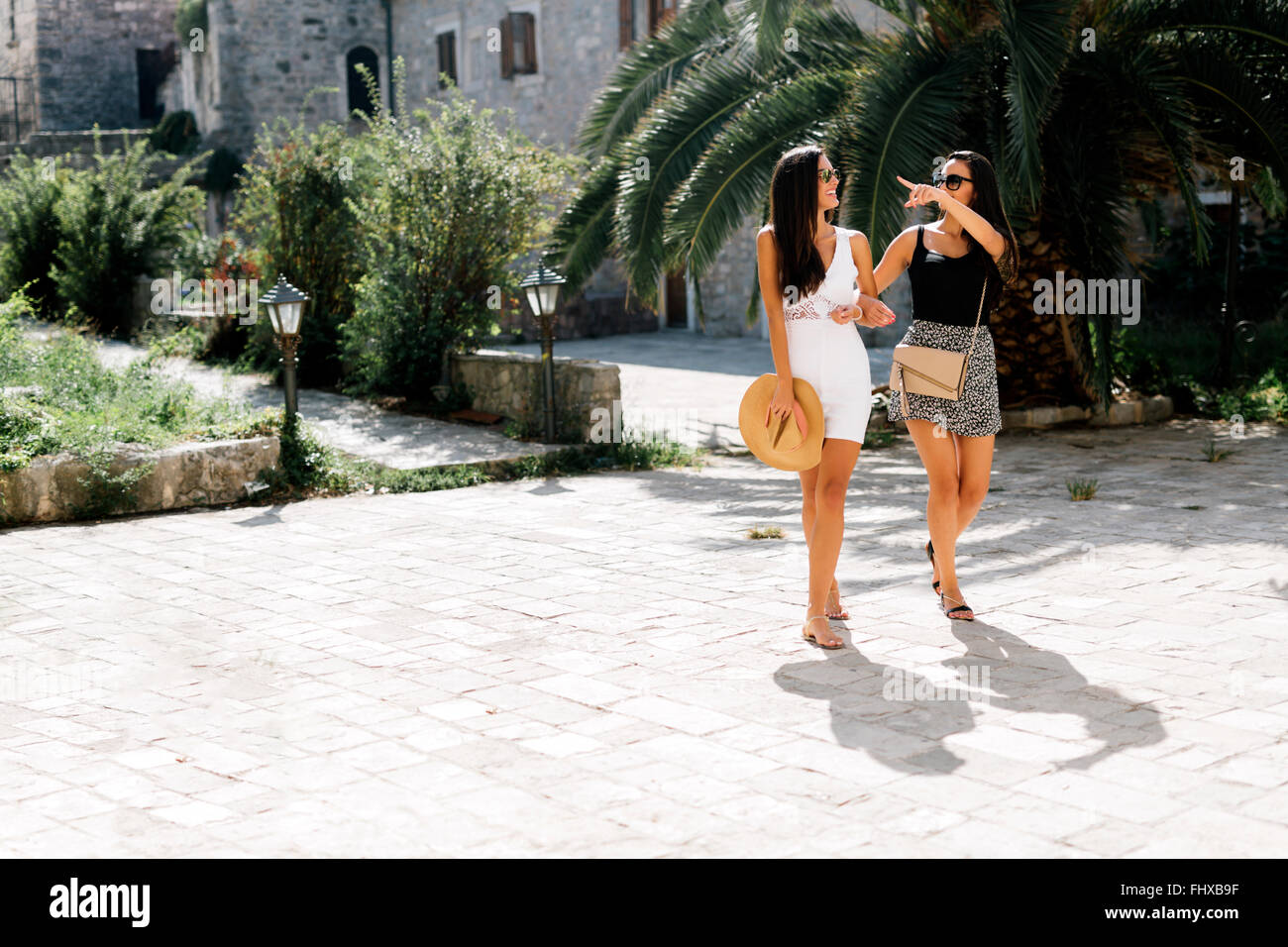Zwei Freundinnen im Sommer, während im Urlaub Sehenswürdigkeiten Stockfoto
