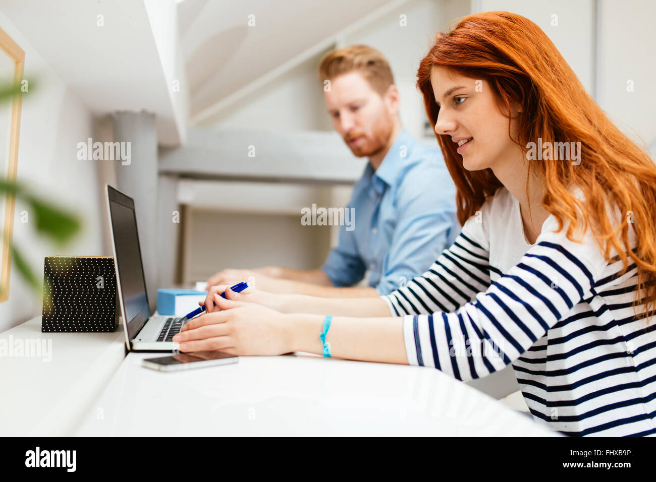 Mann und Frau arbeiten von zu Hause aus auf laptop Stockfoto
