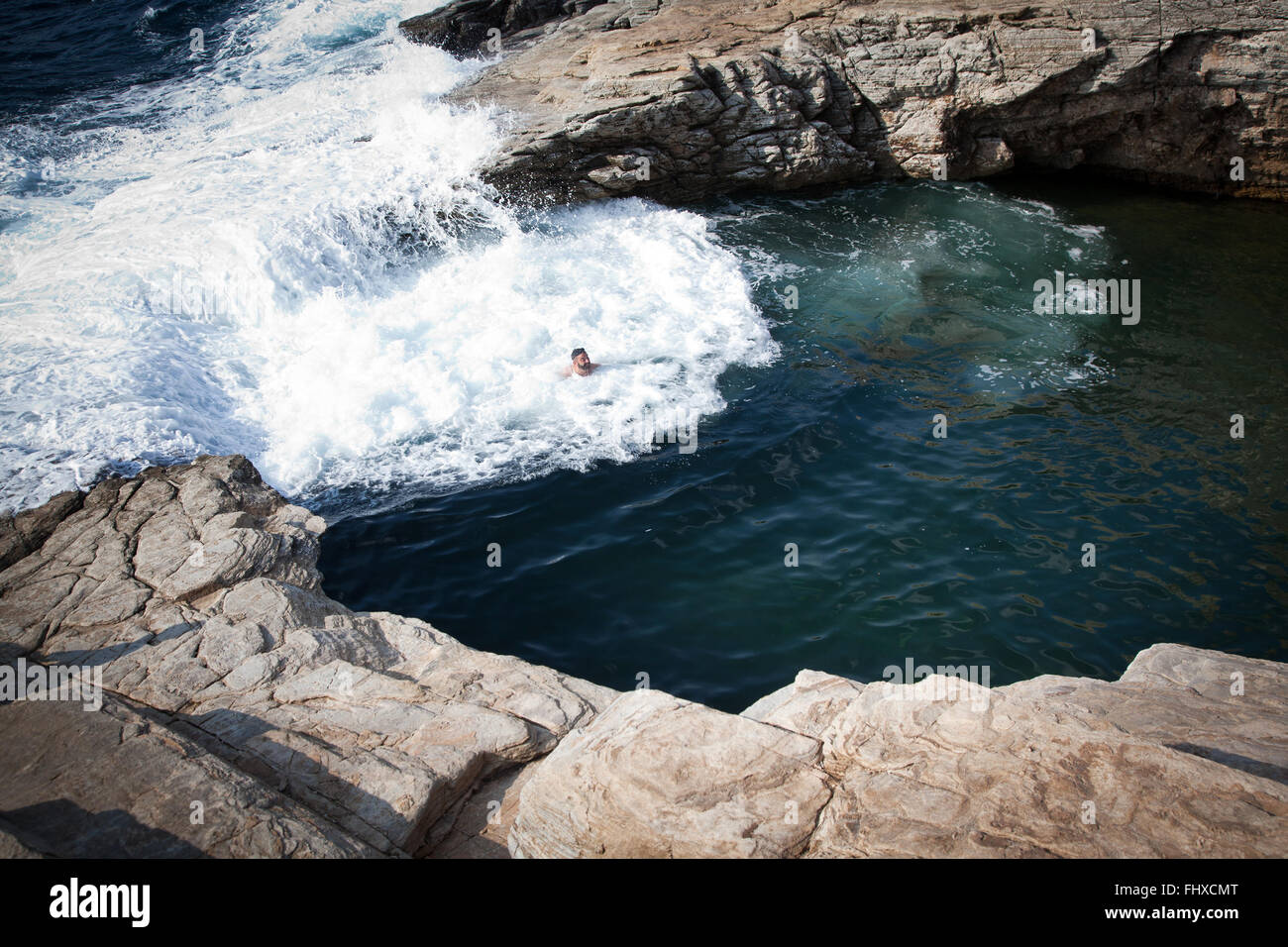 Draufsicht der Frau im natürlichen Meerwasser-Pool schwimmen. Stockfoto