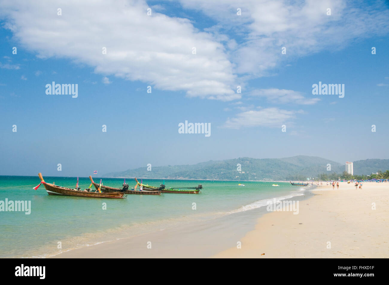 Thailand, Phuket, Ao Karon, Strand am Ferienort mit traditionellen Boote vertäut am Ufer Stockfoto