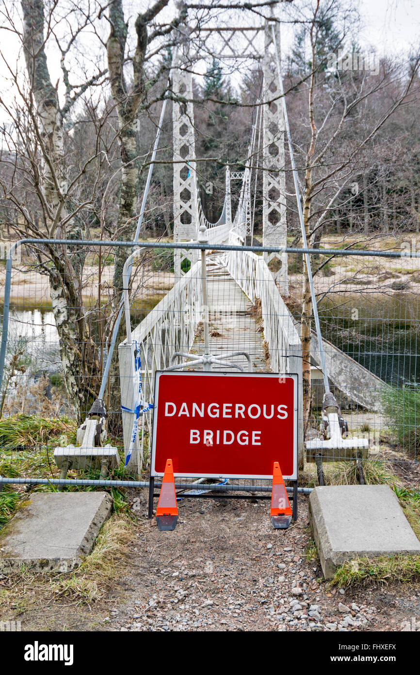 BALLATER ABERDEENSHIRE RIVER DEE HOCHWASSERSCHÄDEN CAMBUS O ' KANN WEIßE HÄNGEBRÜCKE SCHLECHT VERBEULT UND ZERRISSEN Stockfoto