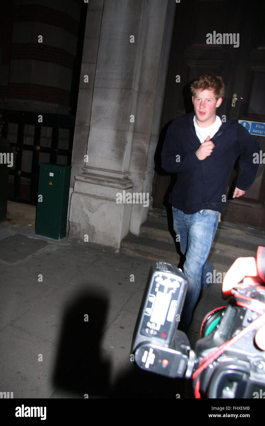 Prinz Harry mit königlichen Schutz nach dem Abend in Kitts Kings Rd, mit Chelsy Davy. 10 Bilder (Kredit Bild © Jack Ludlam) Stockfoto