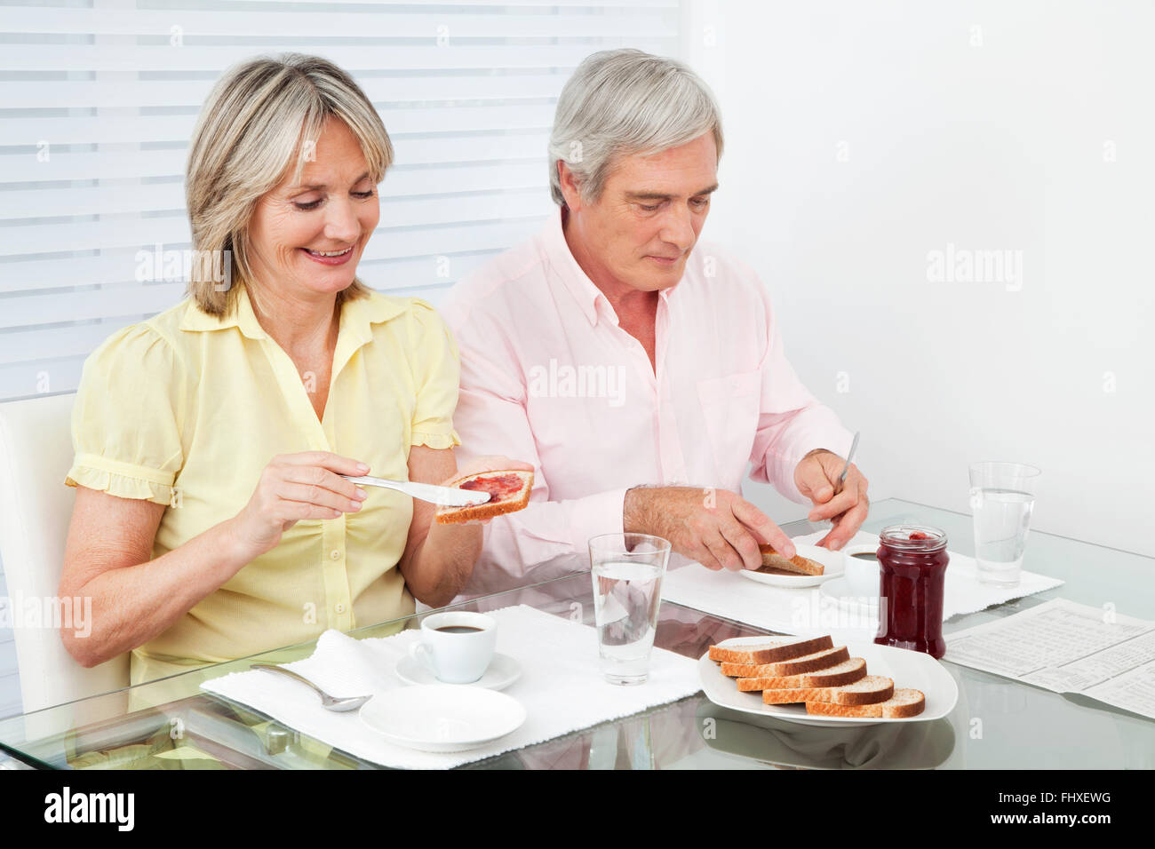 Leitende Ehepaar Essen Frühstück mit Toast und Marmelade Stockfoto