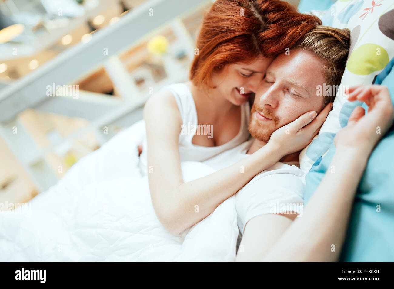 Romantisch zu zweit in der Liebe am Bett liegen und ihre Leidenschaft Stockfoto