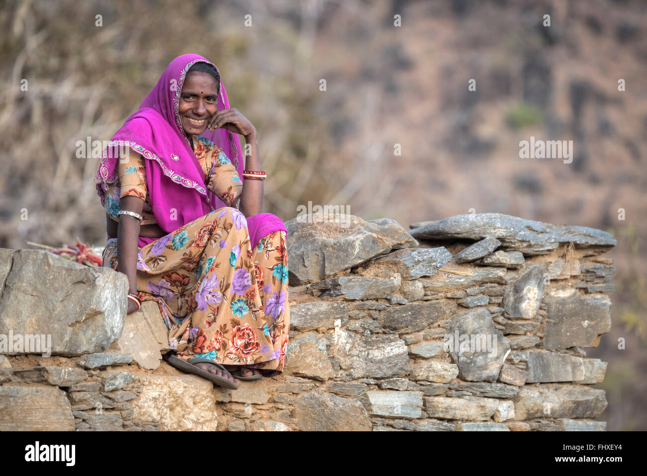 Frau in traditioneller Kleidung im ländlichen Rajasthan, Indien Stockfoto