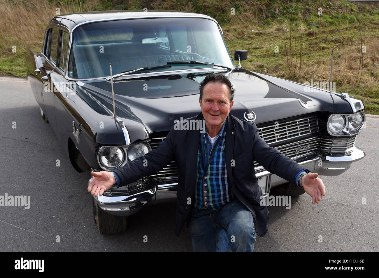 Mettmann, Deutschland. 26. Februar 2016. Oldtimer-Händler Michael Froehlich posiert mit der ehemaligen staatlichen Limousine des Schahs von Persien (1919-1980) in Mettmann, Deutschland, 26. Februar 2016. Der Cadillac von 1965 wurde speziell für den Schah Mohamed Reza Phlavi. Bis zu neun Personen könnten in das 6,5 Meter lange Fahrzeug passen. Im Jahr 2002 wurde der Wagen mittels einer Auktion in Genf in der Schweiz verkauft. Es kann nun von Michael Froehlich für 200.000 Euro gekauft werden. Foto: Horst Ossinger, Dpa/Alamy Live-Nachrichten Stockfoto