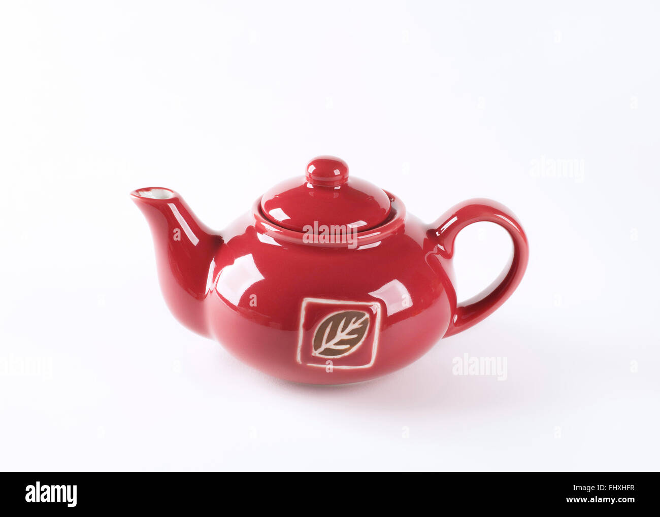roter Tee Kanne auf weißem Hintergrund Stockfoto