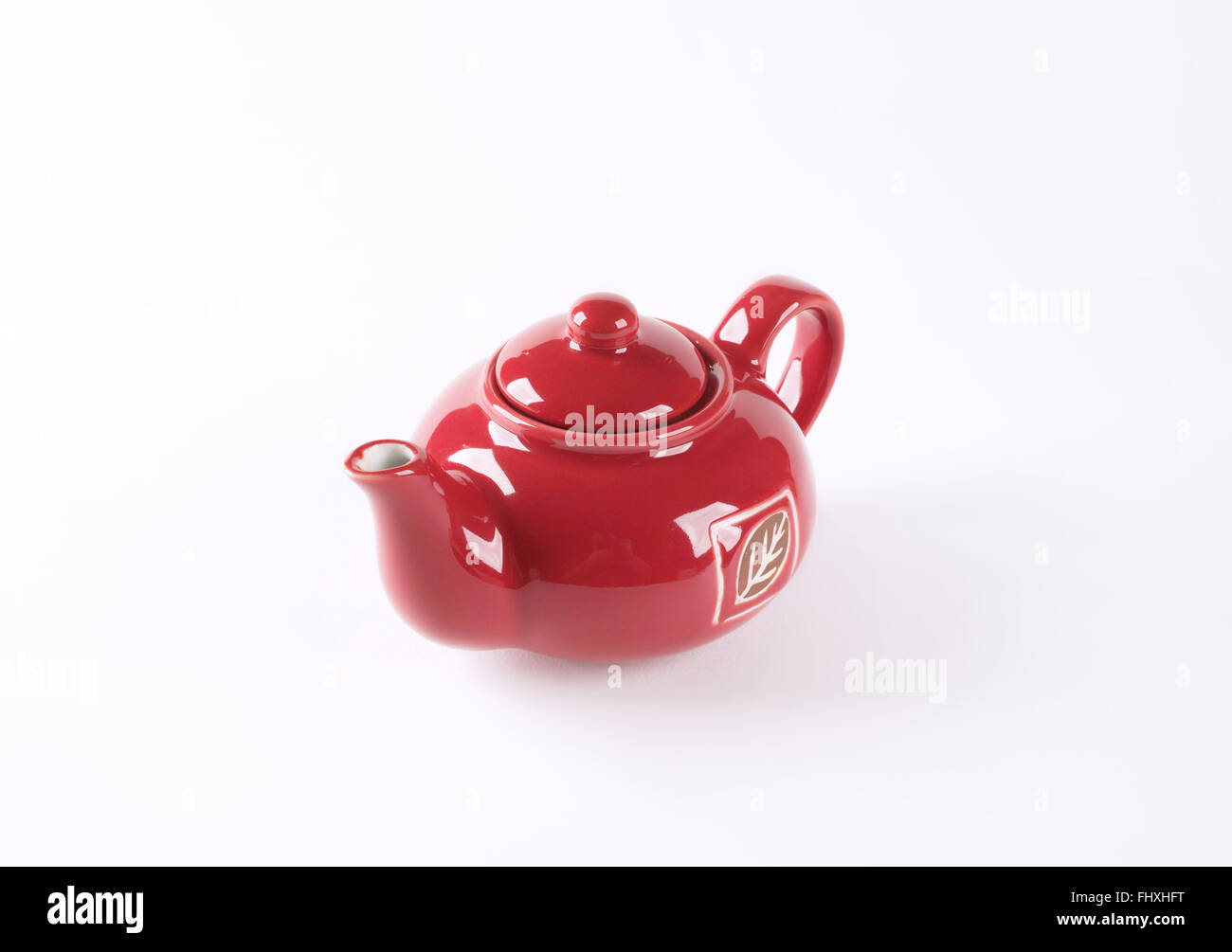roter Tee Kanne auf weißem Hintergrund Stockfoto
