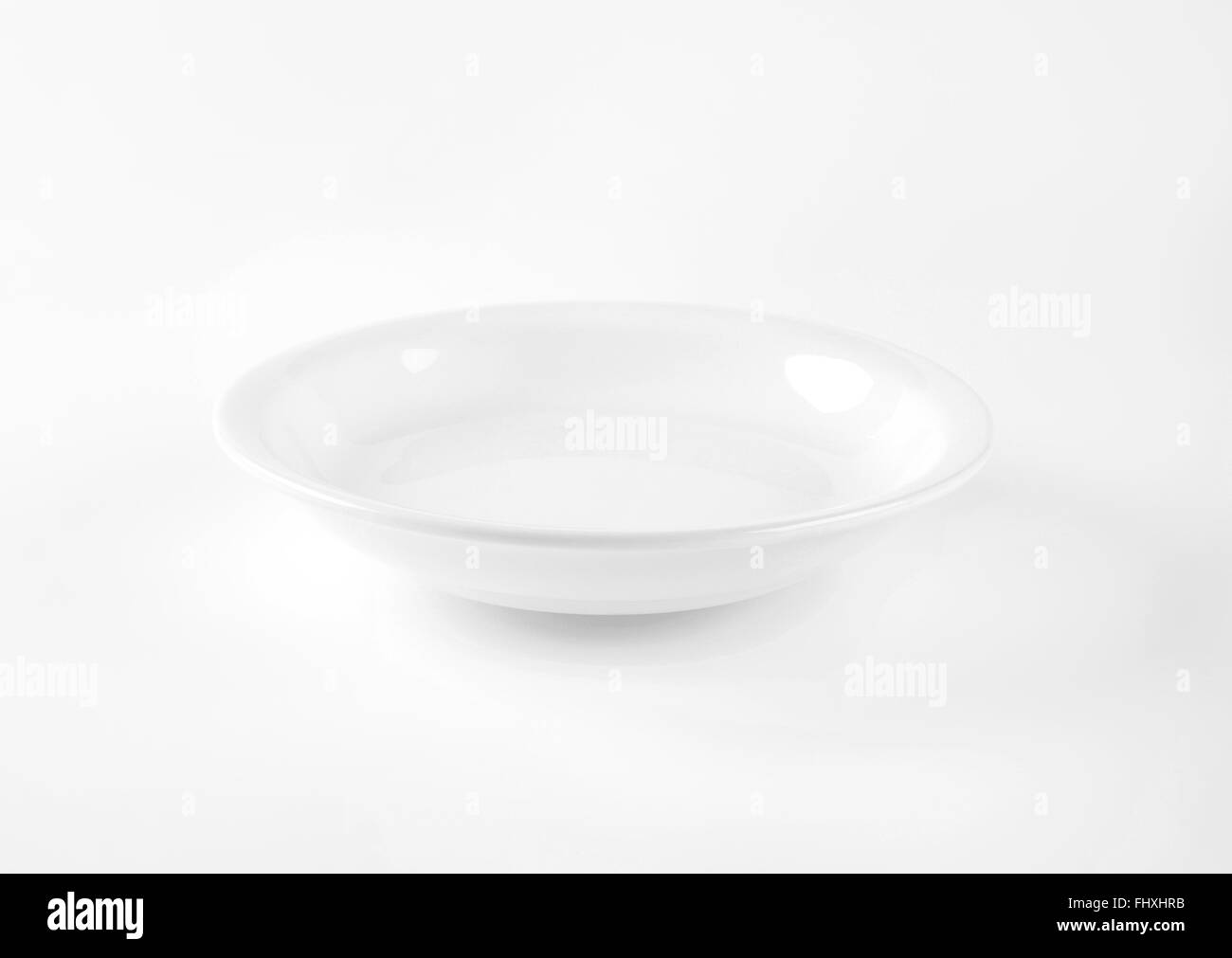 weiß Suppenteller auf weißem Hintergrund Stockfoto