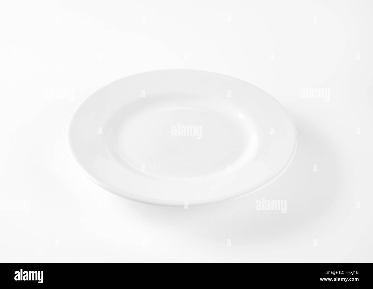leere weiße Platte auf weißem Hintergrund Stockfoto