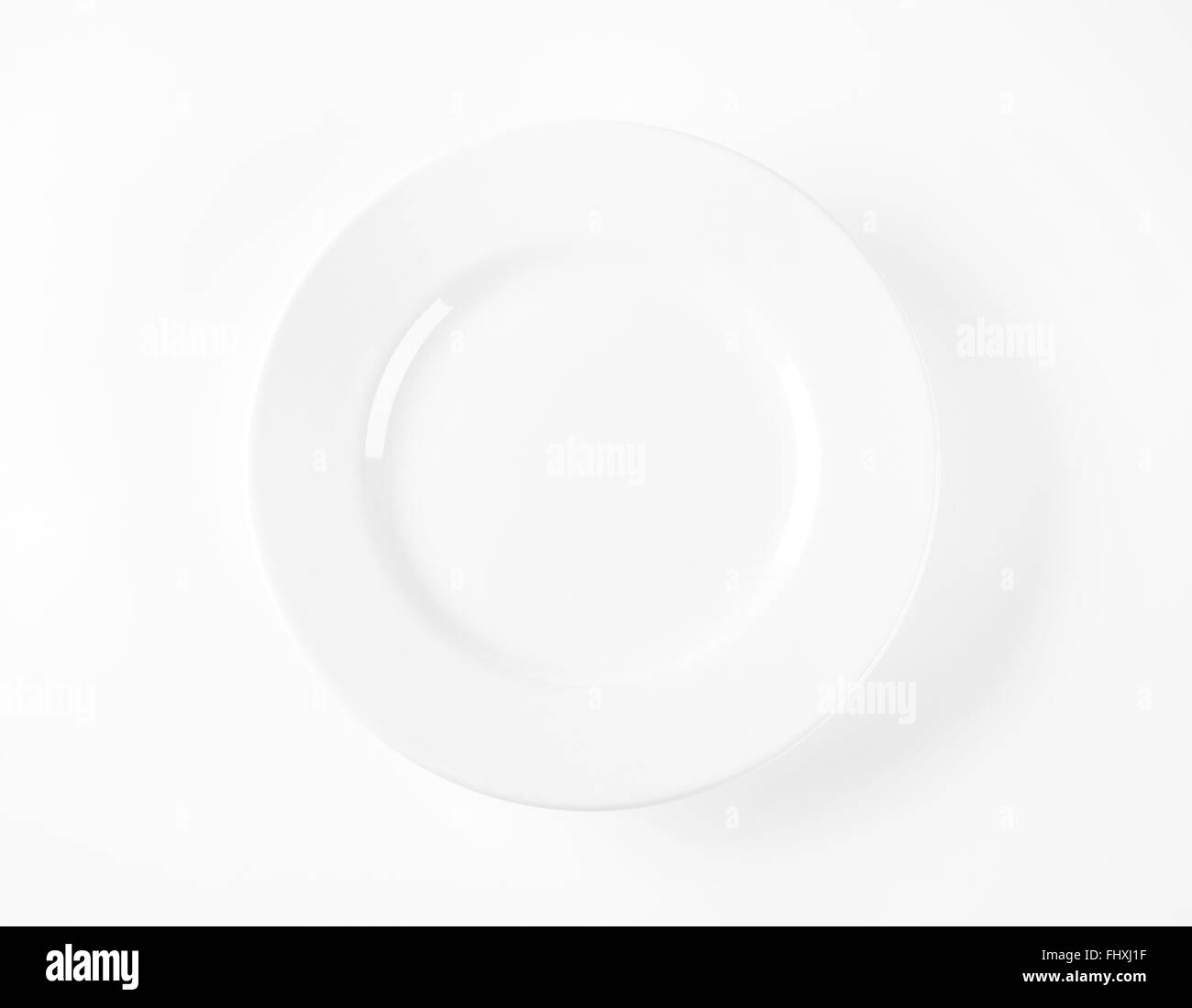 leere weiße Platte auf weißem Hintergrund Stockfoto