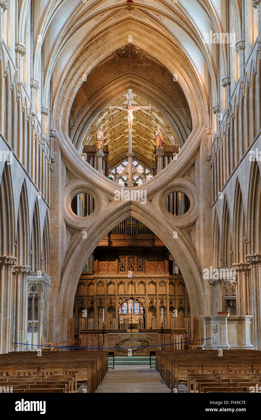 Wells Cathedral Kirchenschiff. Str. Andrews Kreuz Bögen / Scissor Arch und Jesus Christus am Kreuz gekreuzigt. Somerset, England. HDR Stockfoto