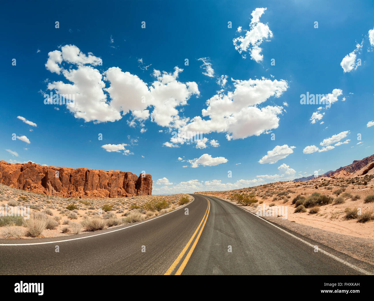 Fisheye-Objektiv Bild der Wüstenstraße, USA. Stockfoto