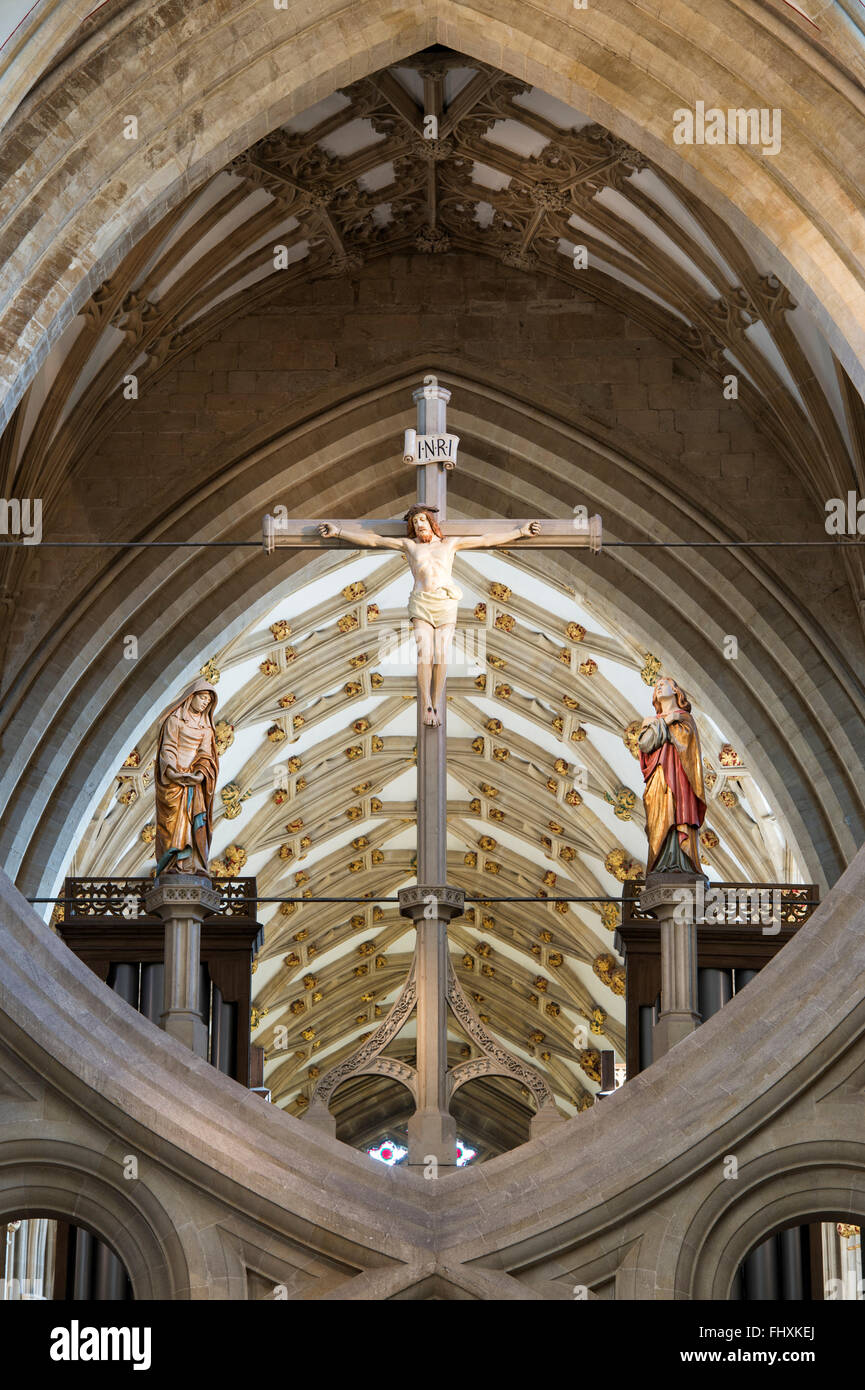 Wells Cathedral St Andrews Cross Bögen / Scissor Arch und Jesus Christus am Kreuz gekreuzigt. Somerset, England Stockfoto