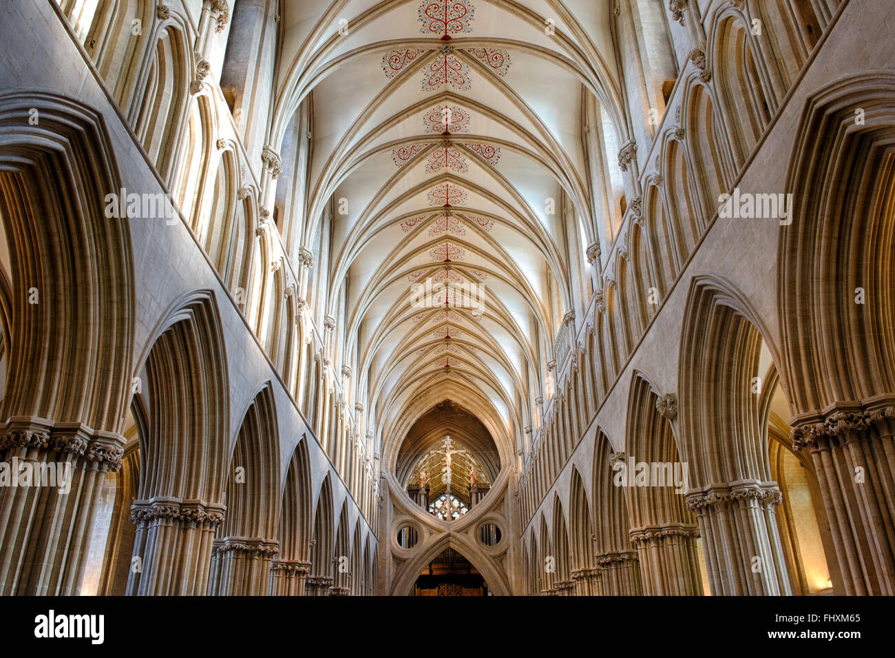 Wells Cathedral Kirchenschiff. Gewölbte Decke / St Andrews Kreuz Bögen / Scissor Arch und Jesus Christus am Kreuz gekreuzigt. Somerset, England. Stockfoto