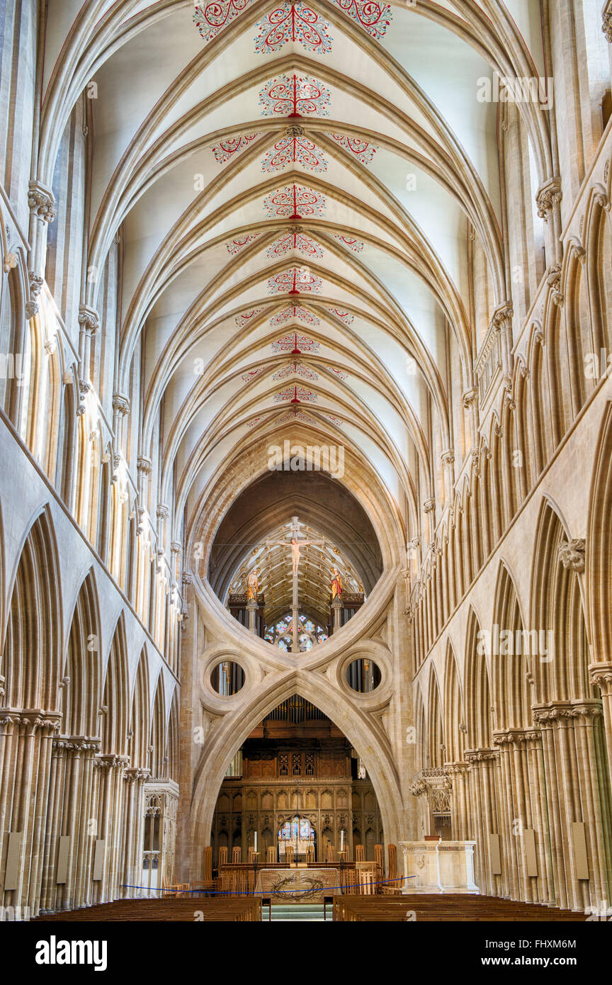 Wells Cathedral Kirchenschiff. Gewölbte Decke / St Andrews Kreuz Bögen / Scissor Arch und Jesus Christus am Kreuz gekreuzigt. Somerset, England. Stockfoto