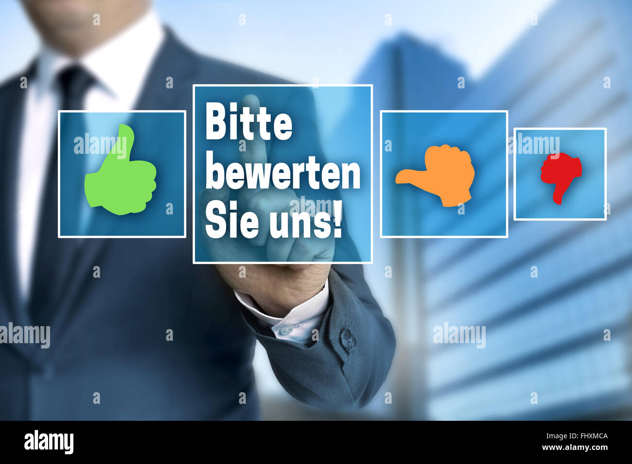 Bitte bewerten Sie uns (in deutscher Sprache Bitte Bewerten Sie Uns) Touchscreen wird betrieben von dem Geschäftsmann Stockfoto