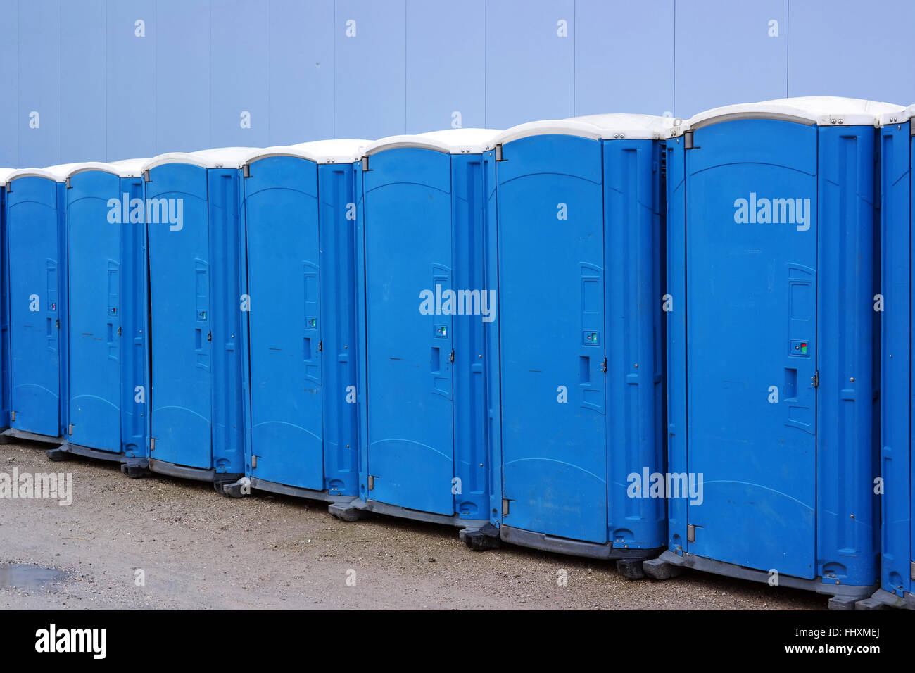 Eine Linie von mobilen Toiletten Stockfoto