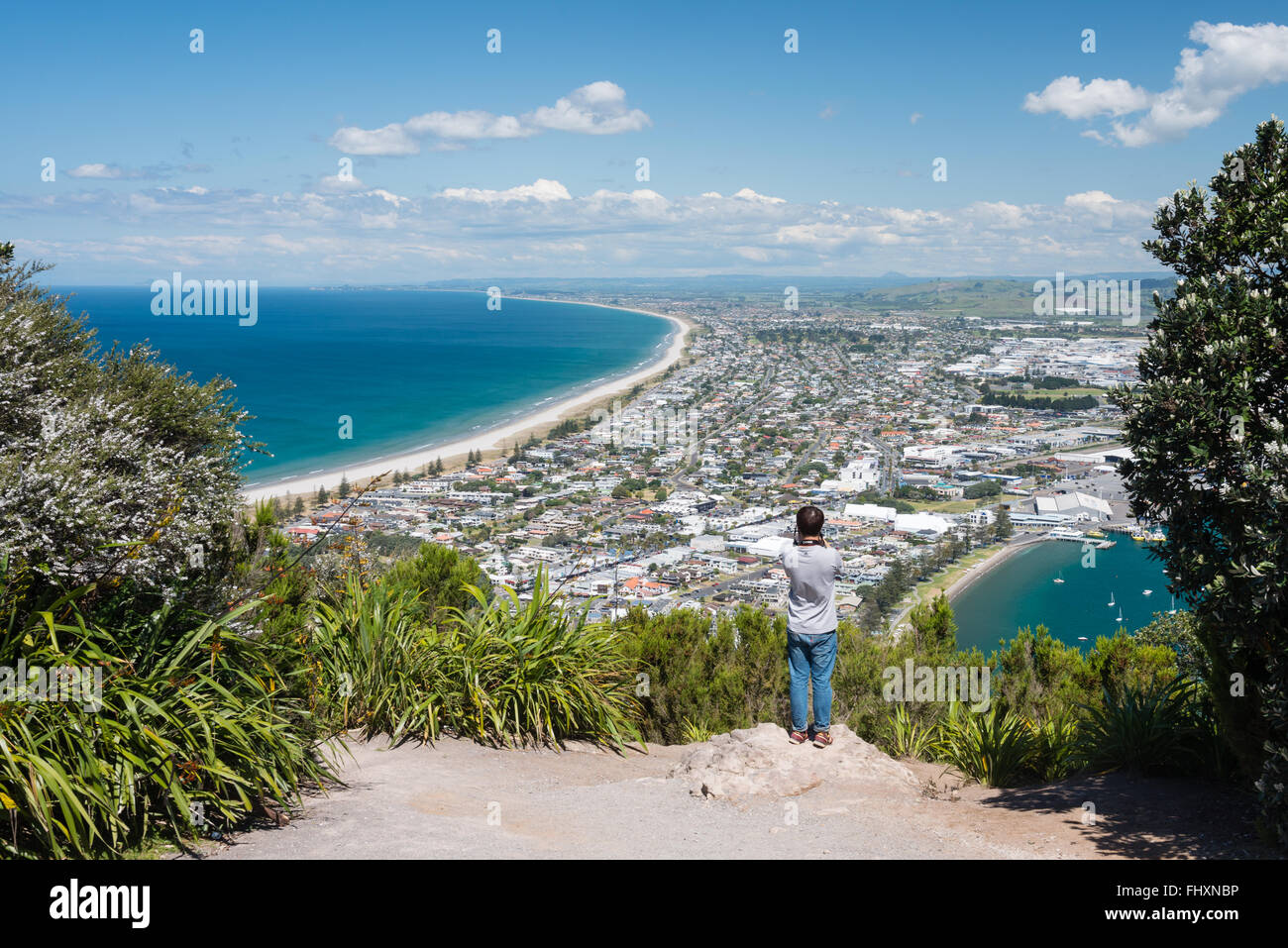 MOUNT MAUNGANUI, Neuseeland - 18. November 2015: Tourist Fotos Tauranga Stadt von der Spitze des Mount Maunganui. Stockfoto