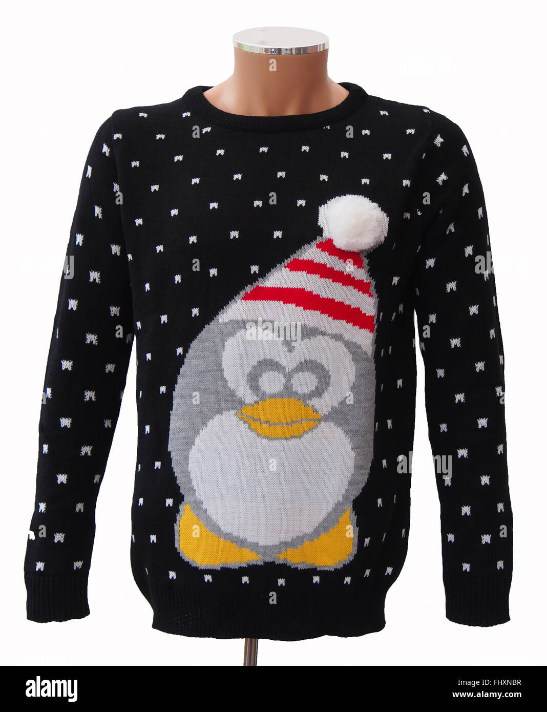 Schwarze Strick Erwachsene Weihnachtspullover an einer Puppe, mit einem Pinguin und Schneeflocken und isoliert auf einem weißen Hintergrund. Stockfoto
