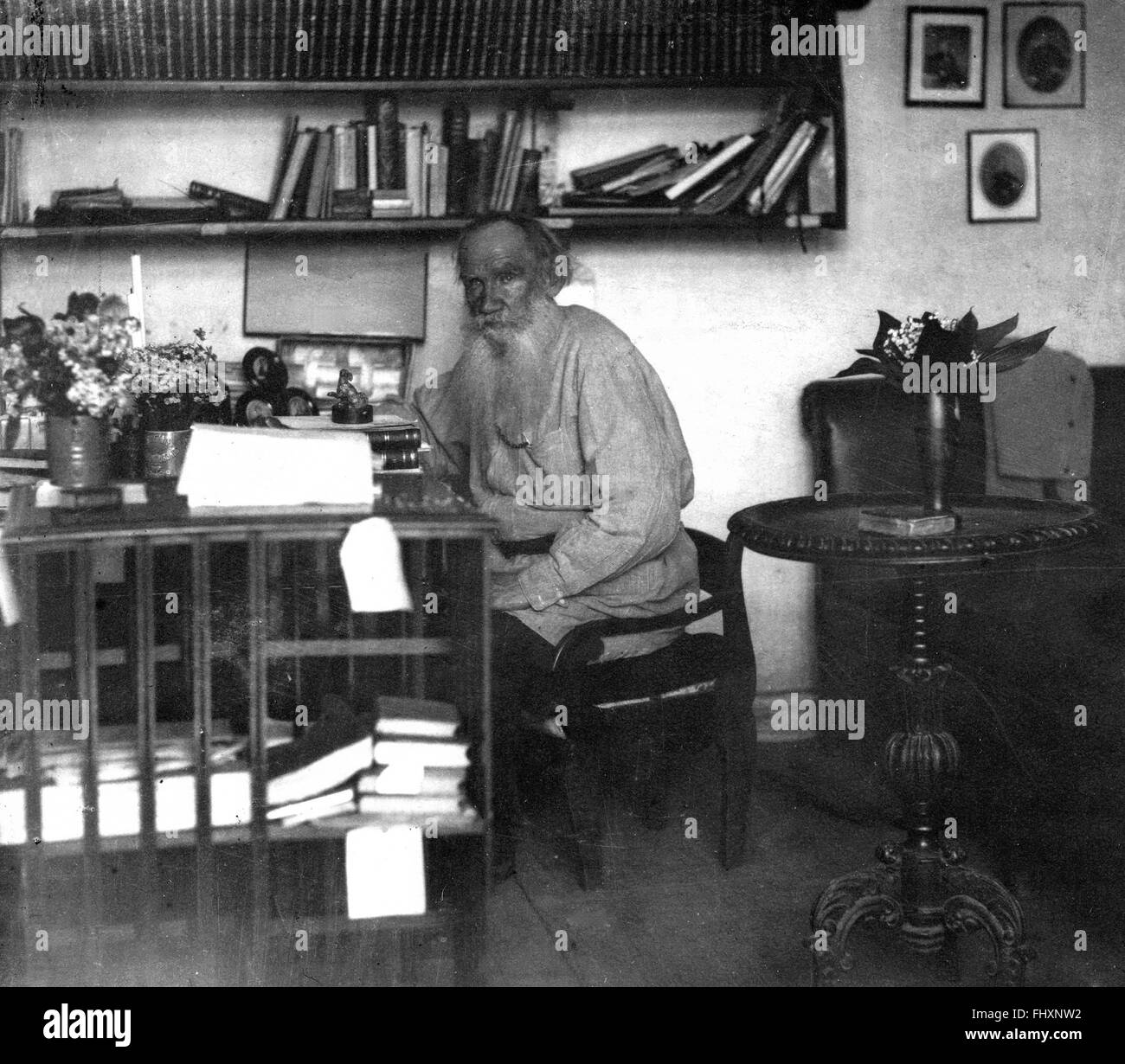 Leo Tolstoy, Graf Lev Nikolayevich Tolstoi, russischer Autor in seinem Arbeitszimmer Stockfoto