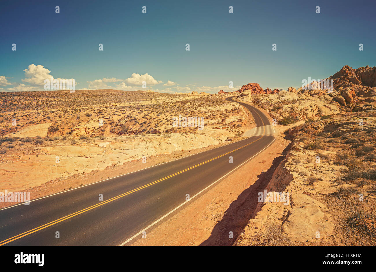 Alte film Retro-Stil, die Wicklung Wüstenstraße in Nevada, USA. Stockfoto