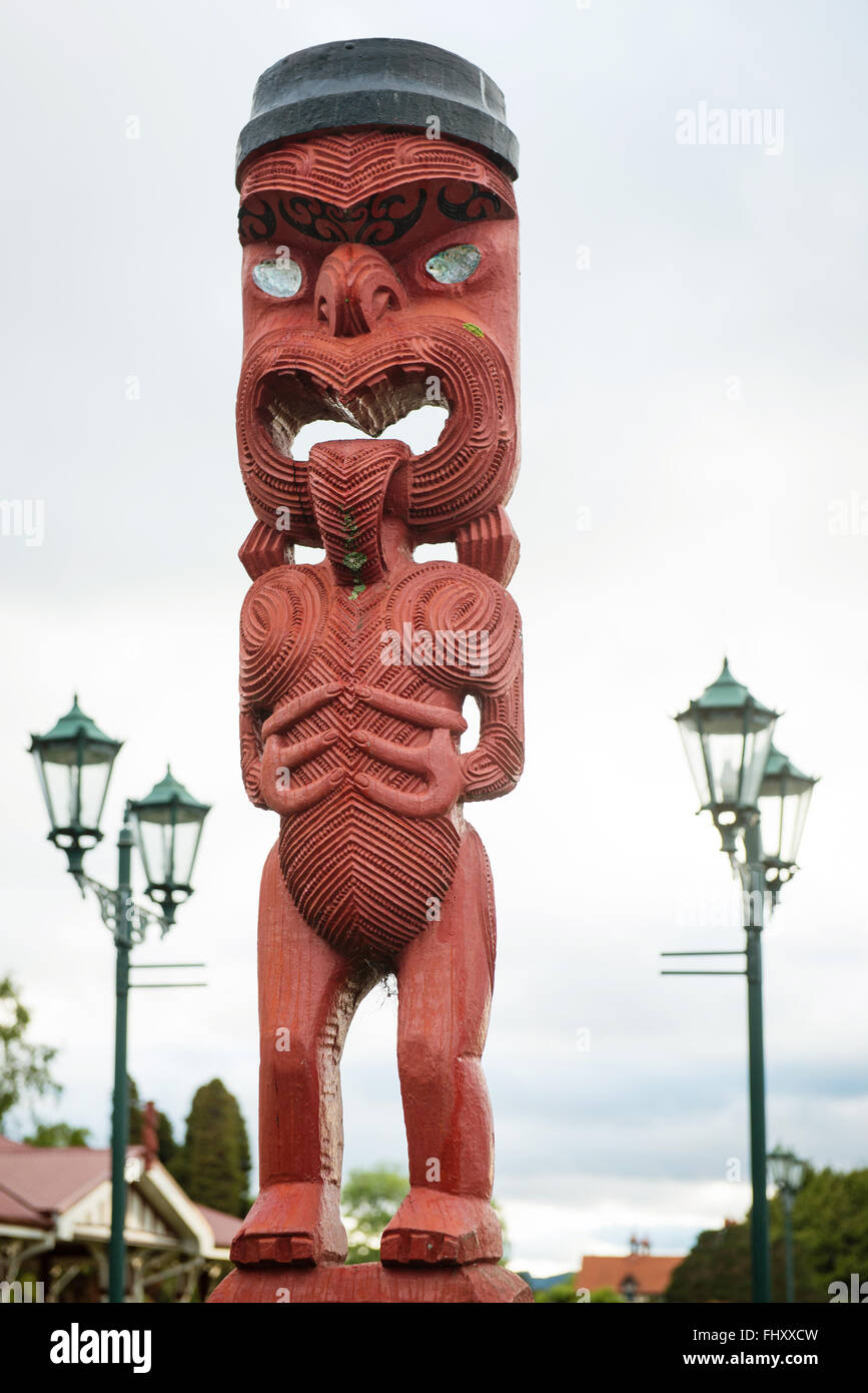 Traditionelle Maori schnitzen Skulptur eines Mannes in Rotorua Park, Nordinsel, Neuseeland Stockfoto