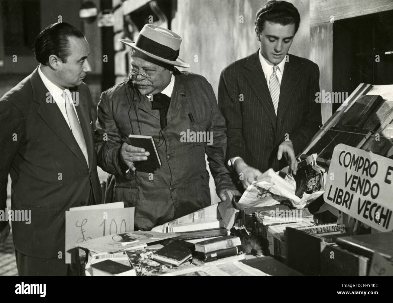 Schauspieler Aldo Fabrizi und Mario Riva in der Episode The Barrow von alten Büchern, aus dem Film ein anderes Mal Italien 1951 Stockfoto