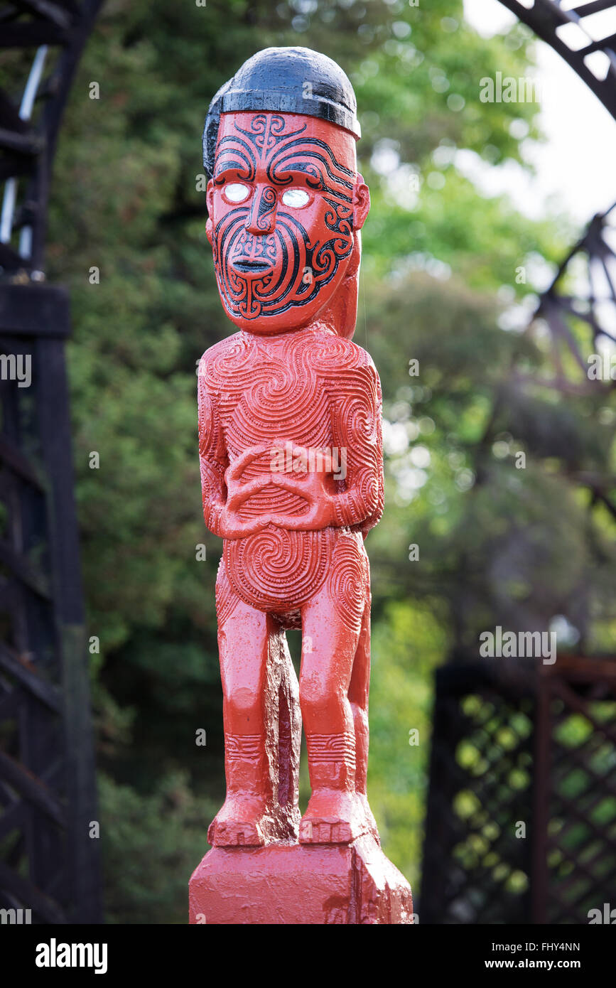 Traditionelle Maori schnitzen Skulptur eines Mannes in Rotorua Park, Nordinsel, Neuseeland Stockfoto