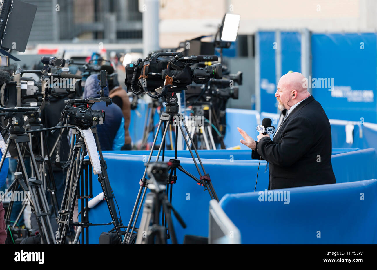 Zürich, Schweiz, 26. Februar 2016: A TV-Moderator ist Rundfunk von außerhalb Zürcher Hallenstadion, während der außerordentlichen FIFA-Kongress 2016 findet im Inneren. Nach der FIFA-Kongress umfangreiche Reformen genehmigt, ist die Wahl des neuen FIFA-Präsidenten voraussichtlich bis zum späten Abend. Bildnachweis: Erik Tham/Alamy Live-Nachrichten Stockfoto