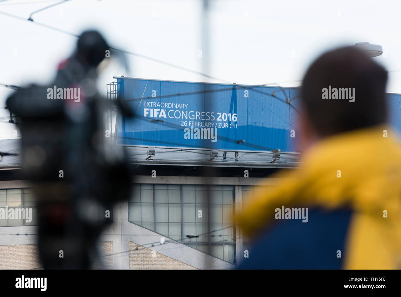 Zürich, Schweiz, 26. Februar 2016: ein Kameramann wartet außerhalb in den Abend kalt vor Zürcher Hallenstadion, während der außerordentlichen FIFA-Kongress 2016 im Inneren stattfindet. Nach der FIFA-Kongress umfangreiche Reformen genehmigt, ist die Wahl des neuen FIFA-Präsidenten voraussichtlich bis zum späten Abend. Bildnachweis: Erik Tham/Alamy Live-Nachrichten Stockfoto