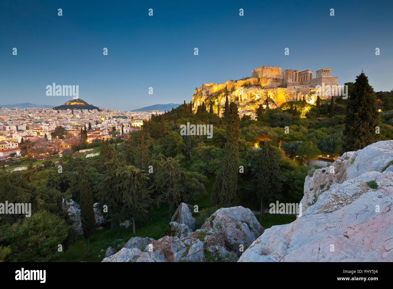 Blick auf die Akropolis und den Lycabettus Hügel vom Areopag Hügel. Stockfoto