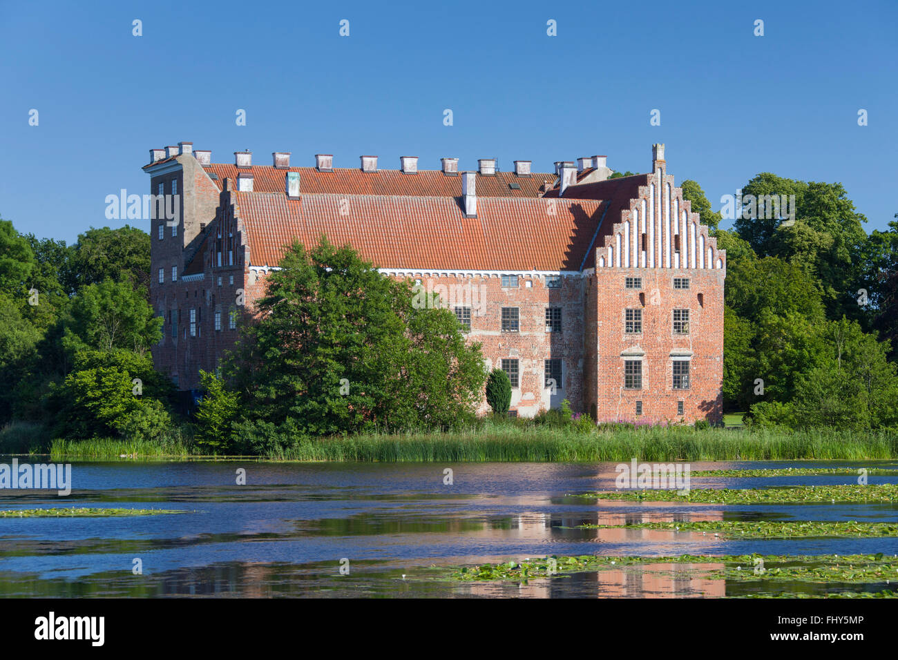 Svaneholms Slott / Svaneholm Schloss im Sommer bei Skurup, Skåne / Scania, Schweden Stockfoto