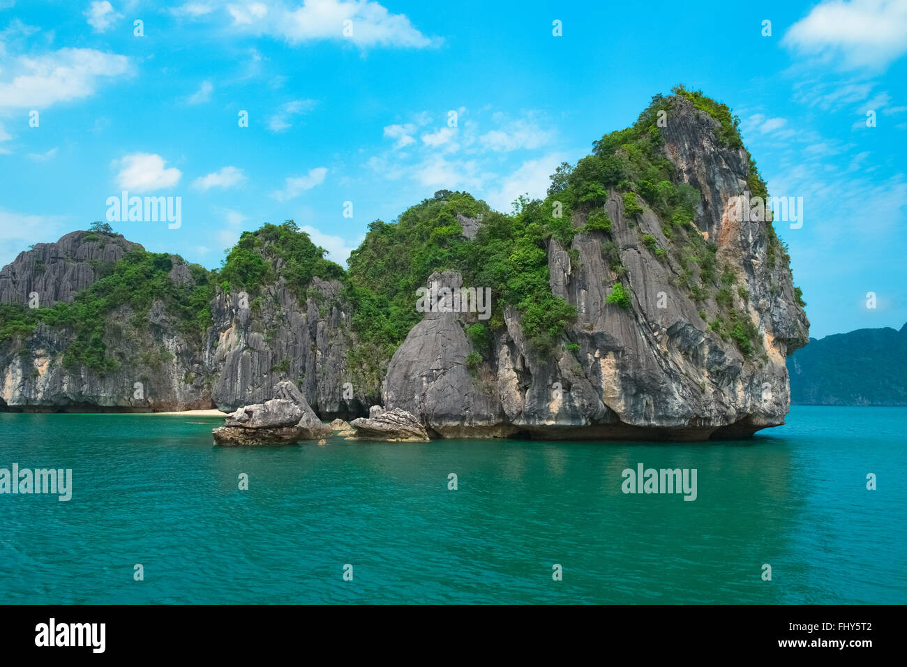 Malerische Aussicht auf Meer und Felsen Inseln, Halong Bucht, Vietnam, Südostasien Stockfoto