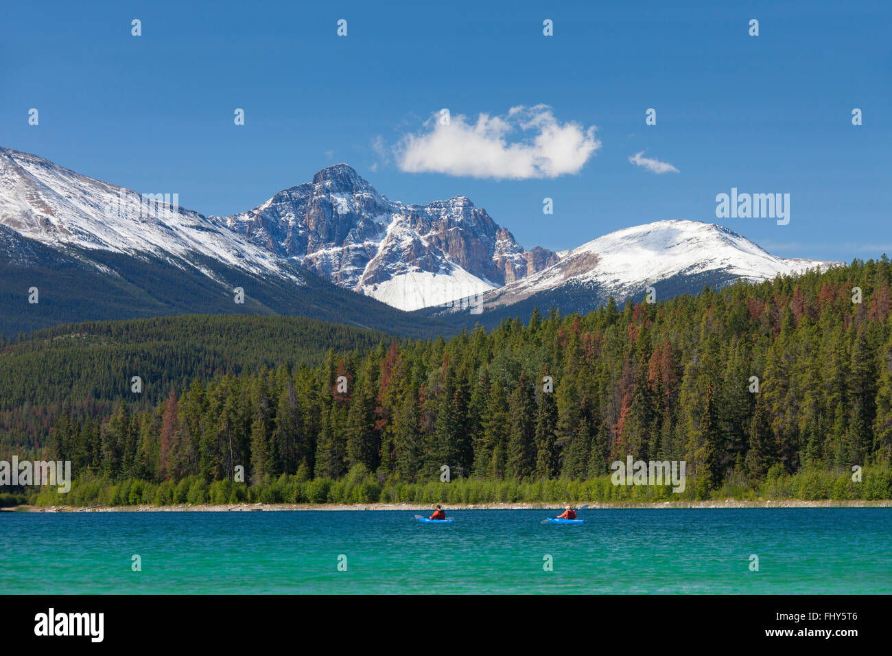 Zwei Kajakfahrer Kajak am Pyramid Lake am Fuße der Pyramide Berg im Jasper Nationalpark, Alberta, Kanada Stockfoto