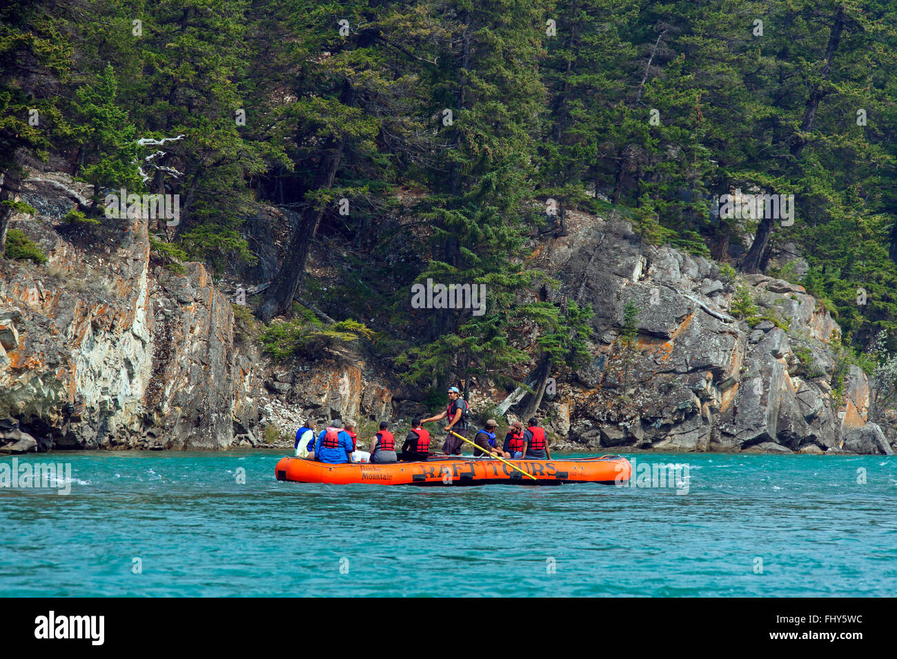 Touristen im Schlauchboot Rafting rafting auf den Bow River in der Nähe von Banff, Alberta, Kanada Stockfoto