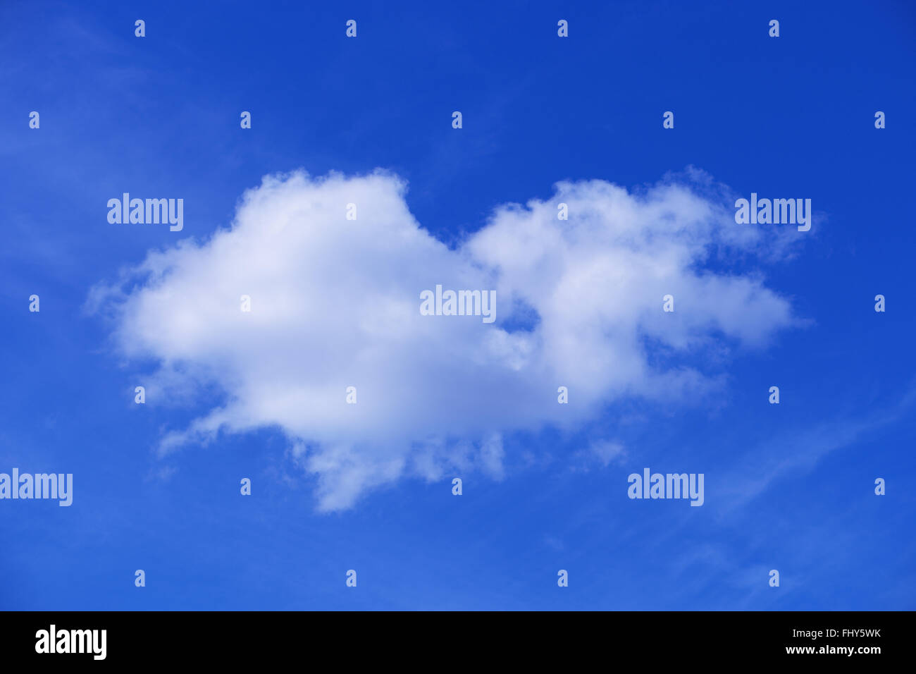 Schöne weiße Wolke am blauen Himmelshintergrund Stockfoto