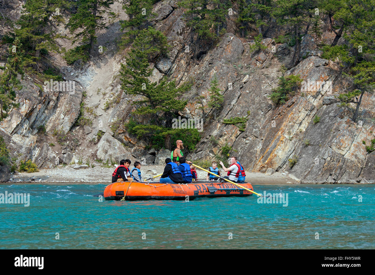 Touristen im Schlauchboot Rafting rafting auf den Bow River in der Nähe von Banff, Alberta, Kanada Stockfoto