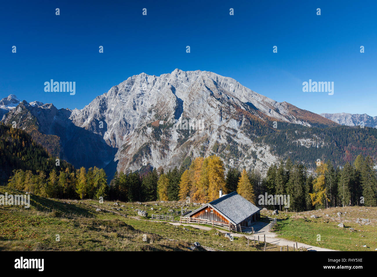 Mount Watzmann und Holzhütte am Priesbergalm in der Berchtesgadener Nationalpark, Bayern, Deutschland Stockfoto