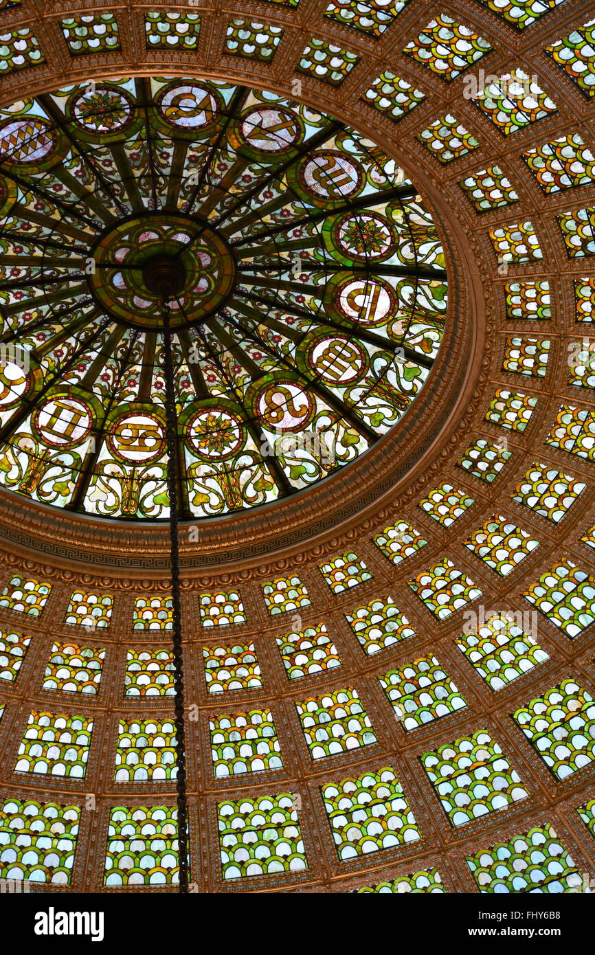 Die tiffany Buntglaskuppel im Bradley Hall an der Chicago Cultural Center, Chicago, Illinois. Stockfoto