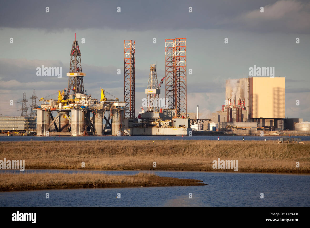 Ein Jackup Drilling Rig, die ENSCO 70 gelegt neben Hartlepool Kernkraftwerk im Nordosten Englands. Stockfoto