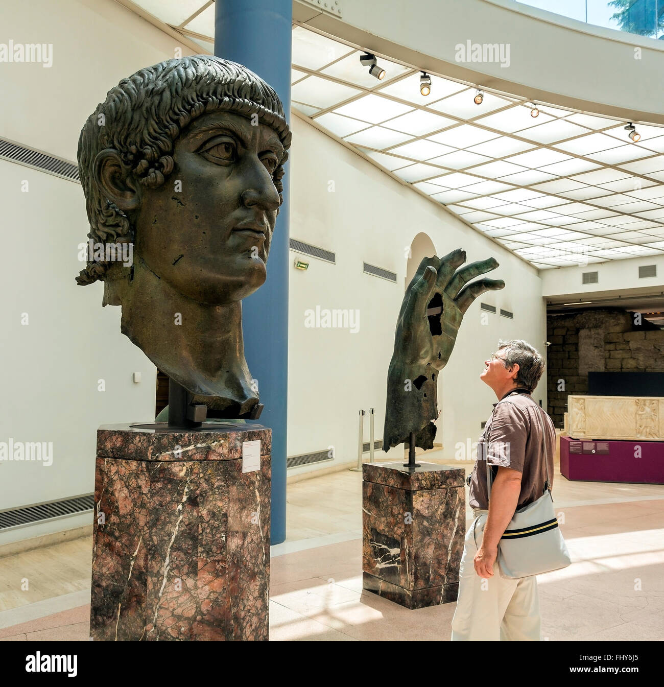 Dieser riesige Bronzekopf des Roman Emperor Constantine bei fast zwei Meter hoch, erscheint im Capitoline Museum, Rom. Stockfoto